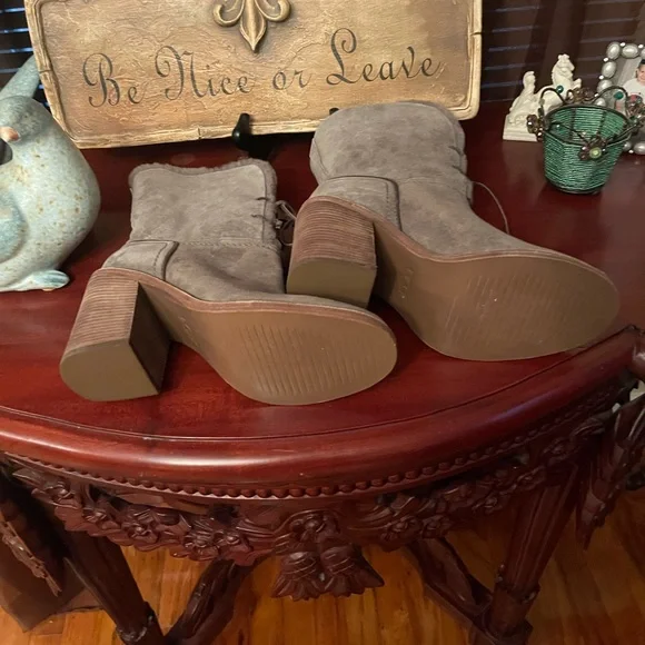 Boots by Ugg - Picture 4 of 8